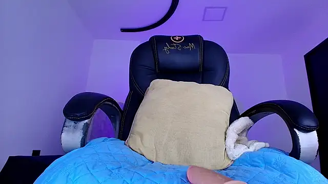 naomi kyse online show from April 25, 3:20 am