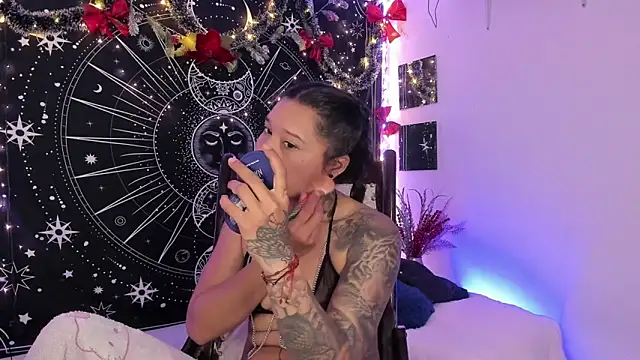 Eva Lee  online show from December 16, 8:20 am