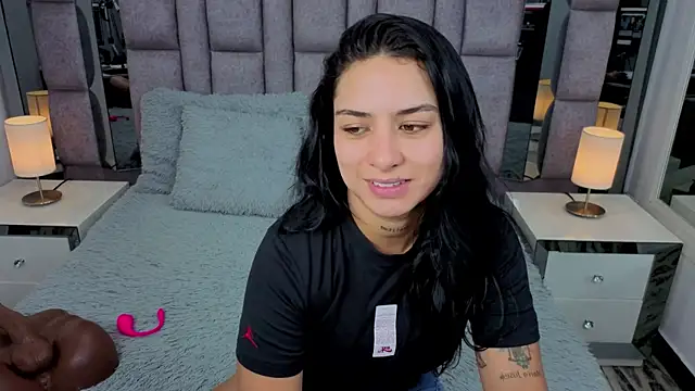 EMMAHILL1 online show from April 4, 12:37 pm