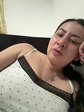 Abril Luv online show from April 27, 12:35 pm