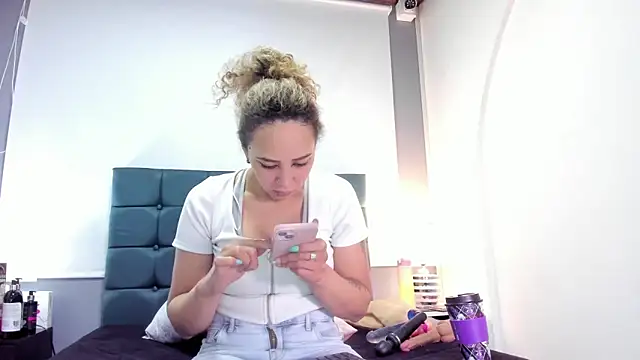 Snapshot of charlott_lens chatting on October 15, 3:58 pm charlott lens online show from October 15, 3:58 pm