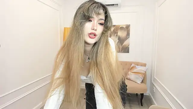 AnneTLi online show from April 25, 3:31 am