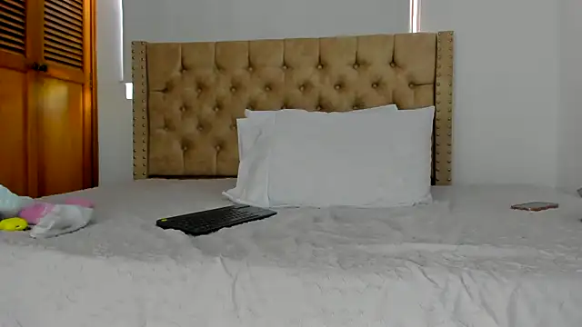 KeryHillson online show from October 1, 2:55 pm