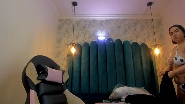 nalalye cruzz  online show from April 29, 3:21 am