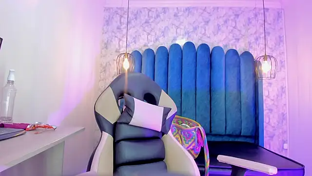 nalalye cruzz  online show from September 18, 2:10 am