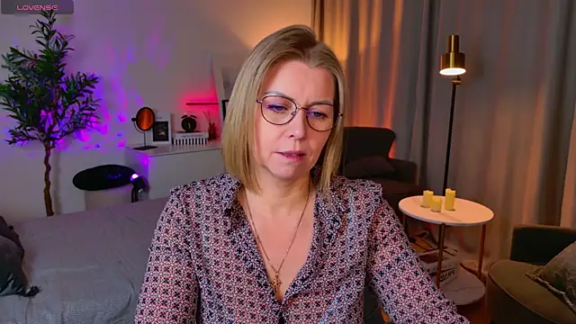 Annie Light online show from April 28, 7:01 am