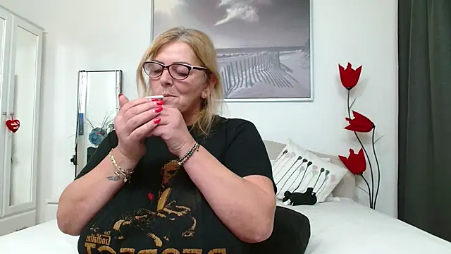 YulliaMilf online show from November 25, 6:20 pm