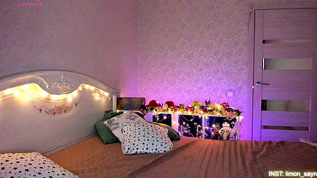 LillyMoure  online show from April 25, 11:13 pm