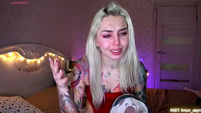 LillyMoure  online show from April 25, 12:02 am