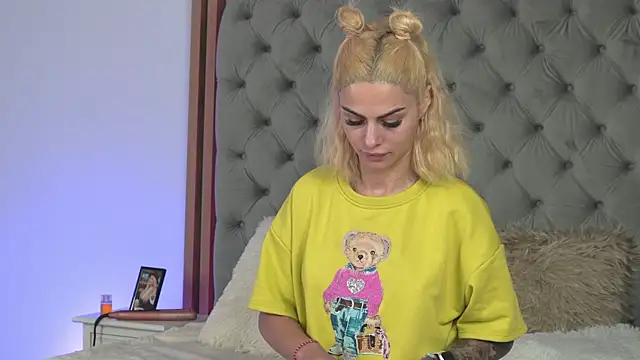 TiffanyMaze online show from April 25, 4:04 am