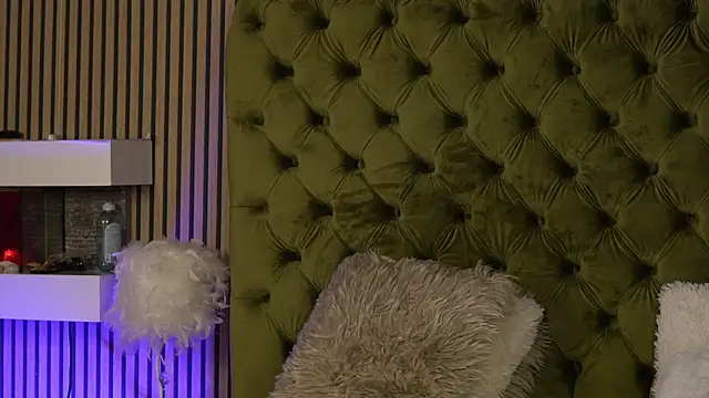 Snapshot of TiffanyMaze chatting on September 22, 6:12 am TiffanyMaze online show from September 22, 6:12 am