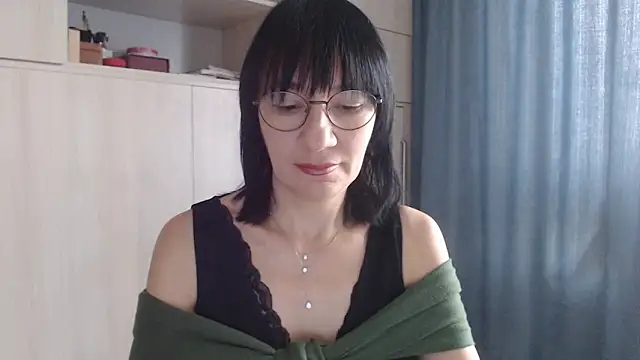 Snapshot of Erica95Bloom chatting on September 18, 9:30 am Erica95Bloom online show from September 18, 9:30 am