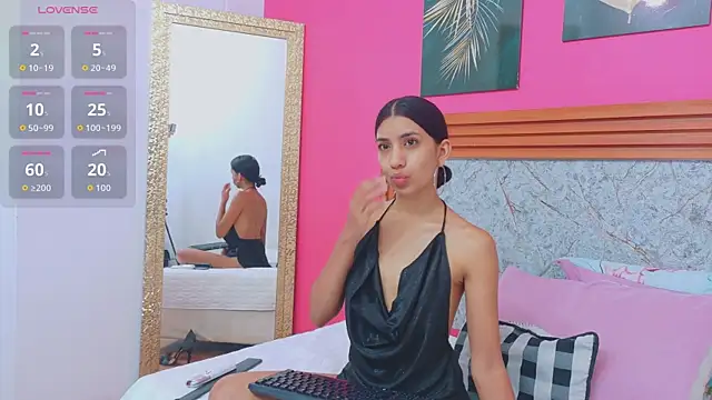 littlee emilyy  online show from March 30, 1:11 pm