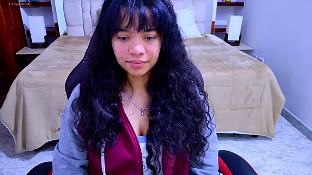 Snapshot of laureentt_ chatting on October 4, 3:45 am laureentt online show from October 4, 3:45 am