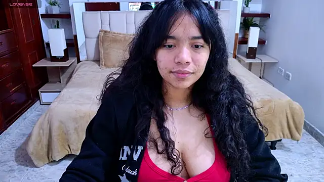 Snapshot of laureentt_ chatting on September 19, 3:38 am laureentt online show from September 19, 3:38 am