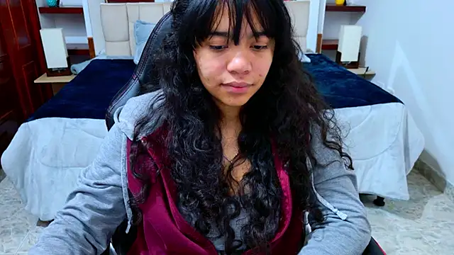 Snapshot of laureentt_ chatting on October 18, 3:53 am laureentt online show from October 18, 3:53 am