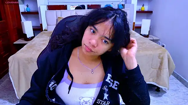 Snapshot of laureentt_ chatting on October 7, 3:44 am laureentt online show from October 7, 3:44 am