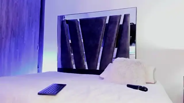 HollyEvanz online show from February 14, 4:03 am