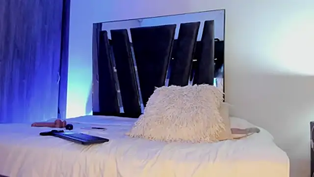 HollyEvanz online show from February 10, 1:19 am