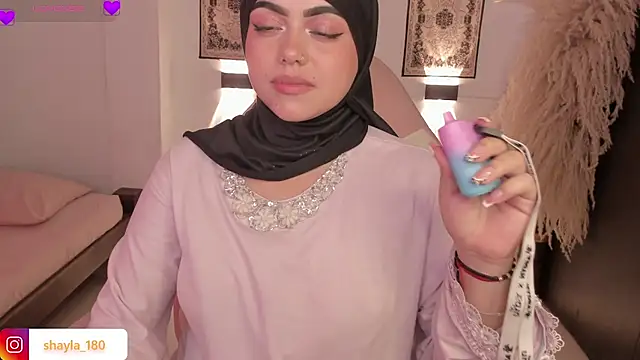 shayla 18 online show from April 28, 8:46 pm