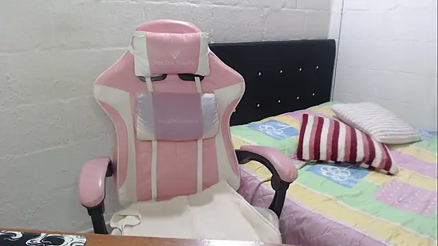 jade04 roberts online show from September 25, 9:45 pm