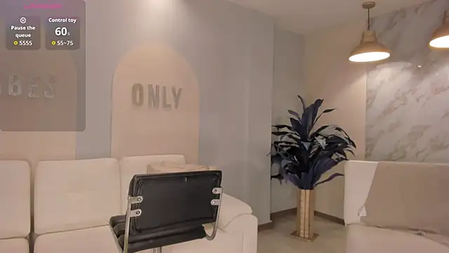 LizzHamilton   online show from October 25, 9:43 pm